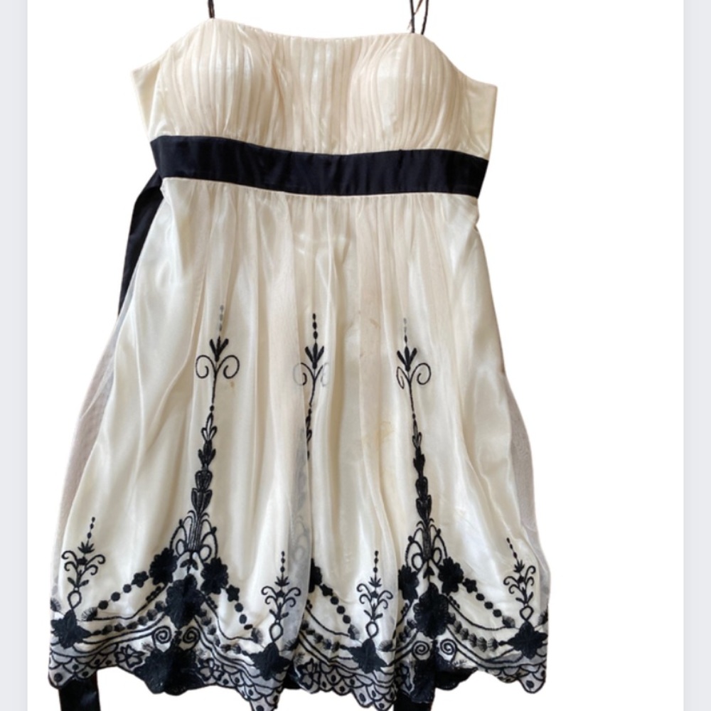 DRESSBARN - Elegant dress. Cream and Black with lace.
